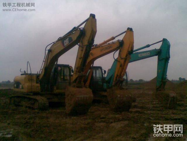 左，卡特320d。中，現(xiàn)代225-7。右神鋼200-6e