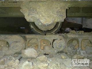 小松60-7使用2400小时小导轮开始漏油了！