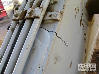 我四月份底购买的竹内175挖掘机大臂断裂。