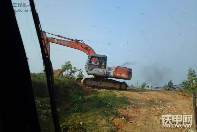 在山路上遇到日立,挖让它先上去拖个推土机下来