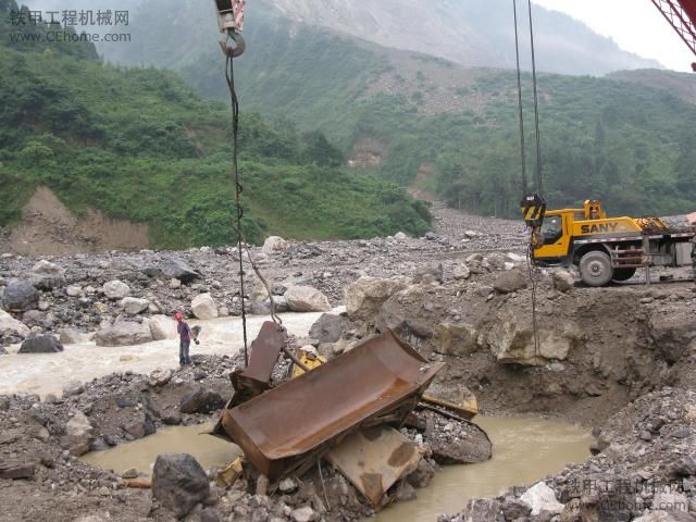 兄弟情深！在特大泥石流中生死不离的两兄弟（CAT D7G)