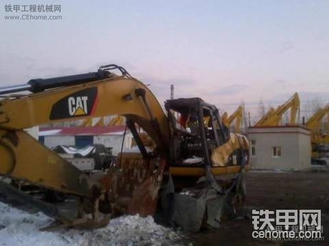 崭新的CAT320D从板上摔下来了，最后成了这样！