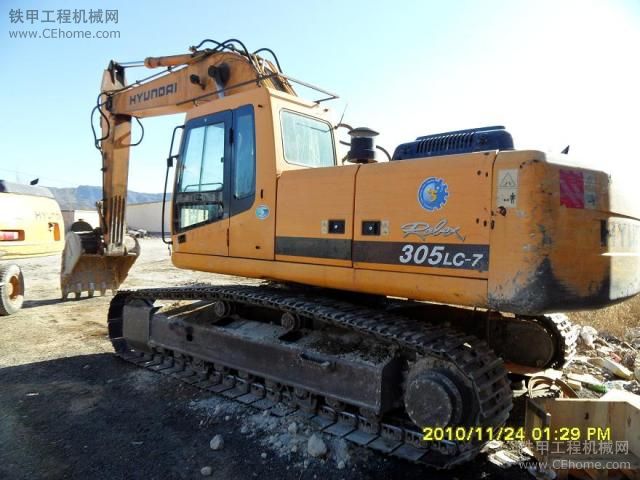 北京现代305LC-7挖掘机带水山破碎锤便宜转让。