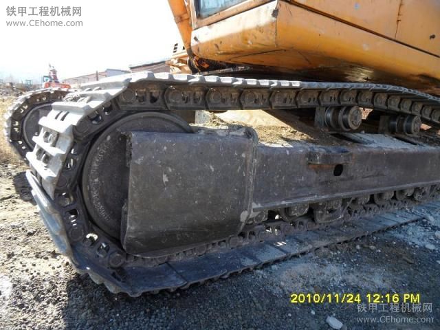 北京现代305LC-7挖掘机带水山破碎锤便宜转让。