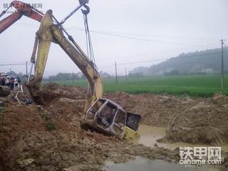 住友挖掘機(jī)浴“血”奮戰(zhàn)