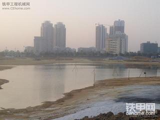 工地上拉來一臺(tái)中聯(lián)大挖
