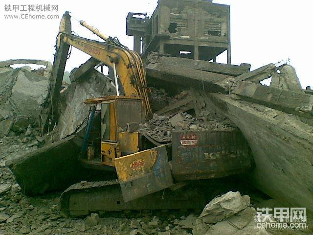 報(bào)廢了.大臂都變形了,發(fā)動(dòng)機(jī)也砸壞了.
