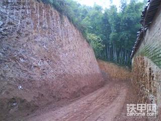 我的杰作1 修山里的路 玉柴挖機