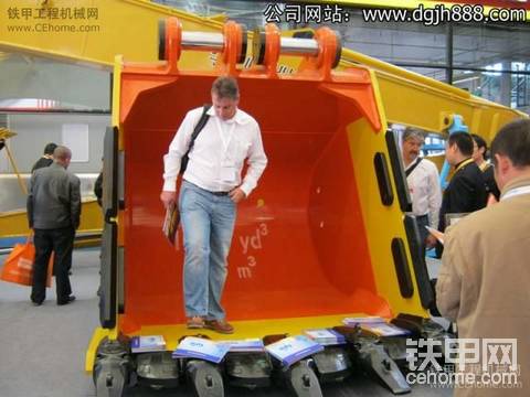 大家說說，什么型號的挖掘機才能配上這個龐大的挖斗呢