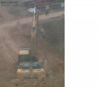 师傅们帮忙，小松220-7，11000h,47万，指教指教。