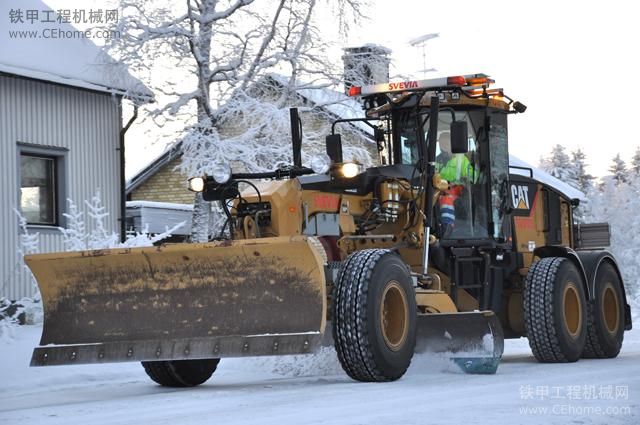 老外用卡特平地機來除雪 真有點大材小用