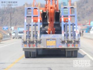 五月一日跨地区提了台斗山225-7挖掘机