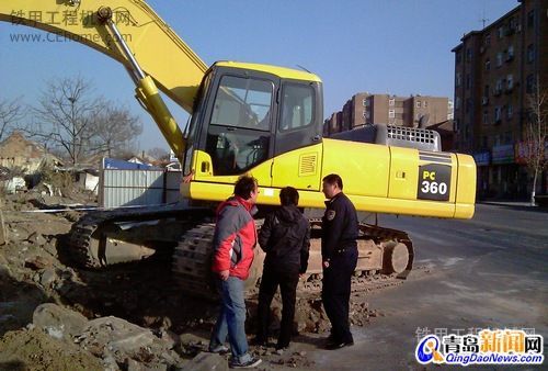 挖掘機(jī)掛履帶上路咬碎路面 跟蹤逮住罪魁(圖