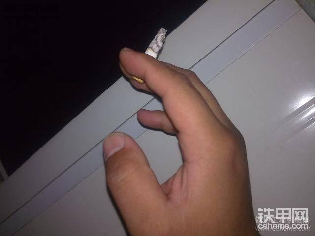 煙沒勁兒，所以把煙蒂掐了