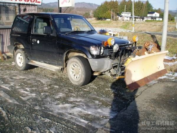 豐田四驅(qū)車加裝除雪鏟