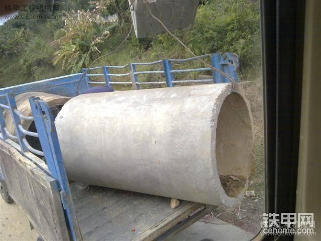 由于車子欄板太高，只有站在拖車上吊
