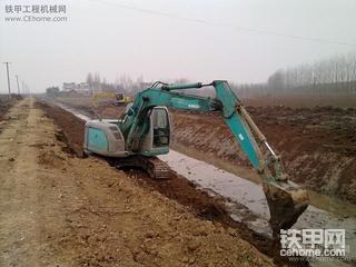 神鋼135。神鋼200。小松120?？ㄌ?20C。挖泥巴~