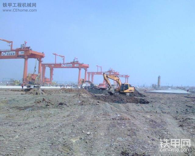 都在尋寶，就那320C不爭(zhēng)氣，履帶掉了