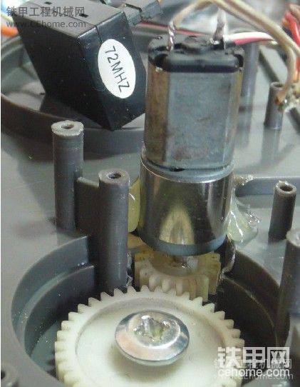 要挖去駕駛樓的一角才能裝得下電機(jī)齒輪，雖然這樣是減速了，，但旋轉(zhuǎn)的速度還是太快,