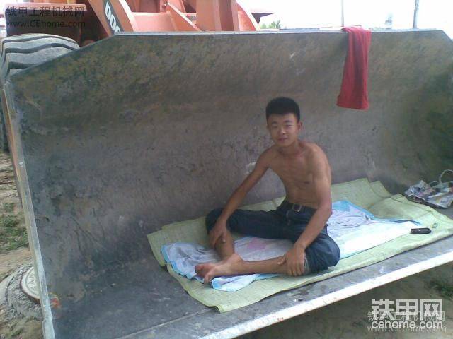 多功能的铲斗，可以当床用！