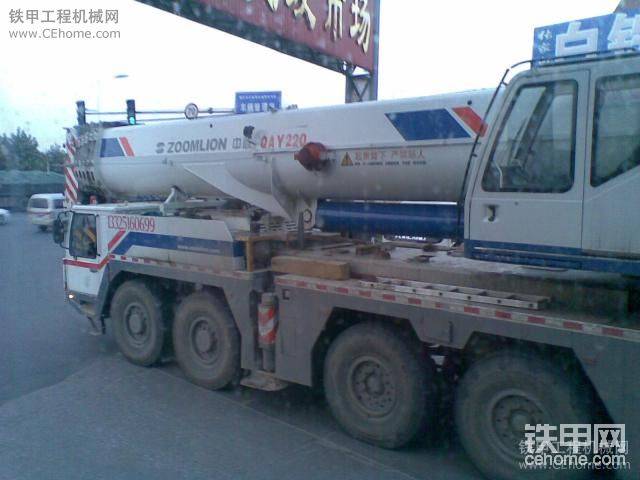 路上遇到的吊车，好像是二百吨的