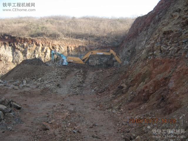 在矿山工作的凯斯CX210B大挖