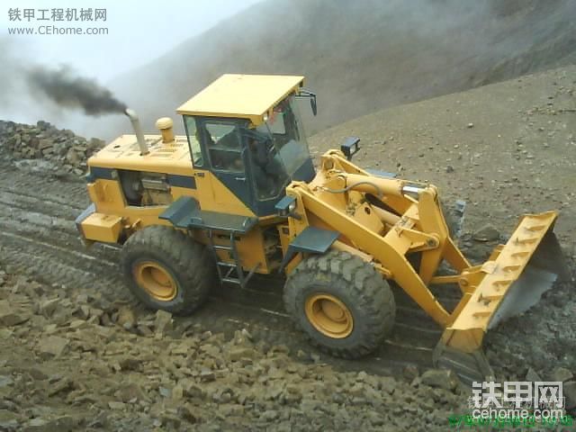 干活的位置有五千多米，裝載機(jī)沒勁，一直冒大煙