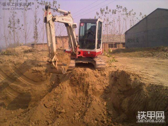 裝車，挖機(jī)太小了 這種活吃力了！