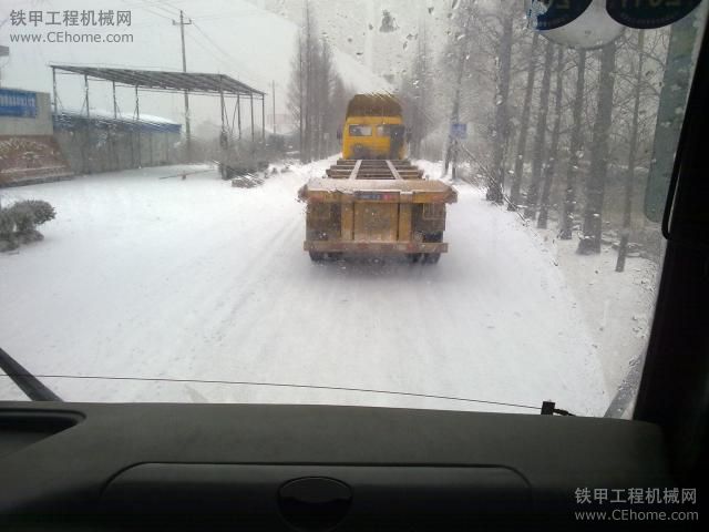 快來看看 下雪天拍的 有個很給力的解放半掛車