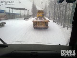 快来看看  下雪天拍的   有个很给力的解放半挂车