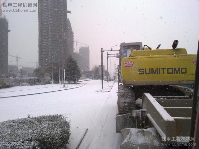 快來看看 下雪天拍的 有個很給力的解放半掛車