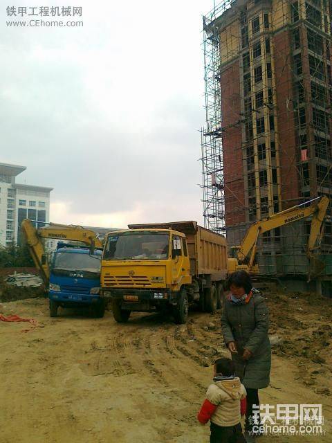 兩輛小松裝車