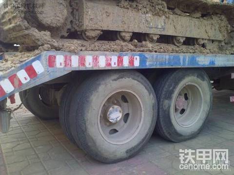 自家小挖拖車?yán)m(xù)！后加輪焊接