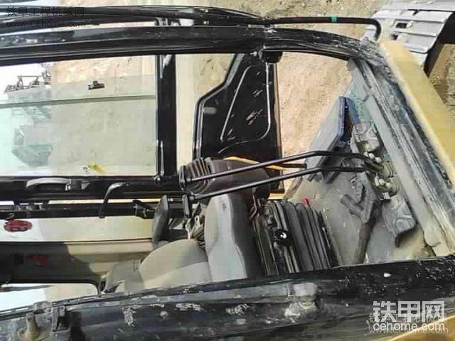 被雙橋車倒車裝上了，玻璃全碎，門子打不開找了鈑金工搞了一中午才打開