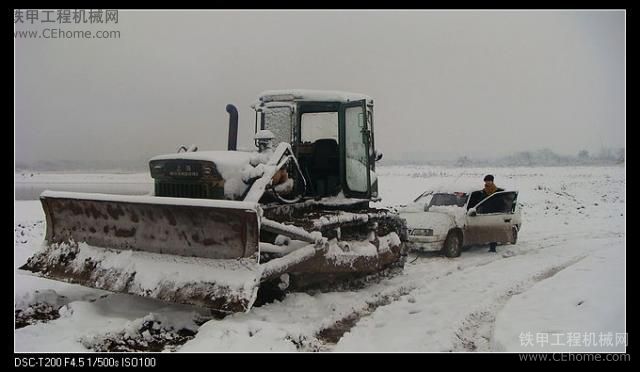 下雪引发的陷车··