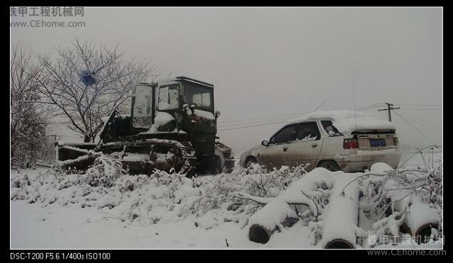 下雪引发的陷车··