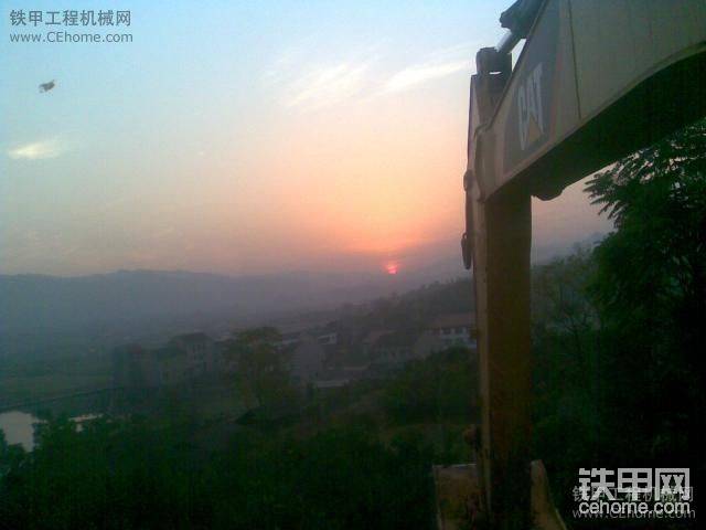 太陽(yáng)下山了，我們還在工作中，夕陽(yáng)很美哦