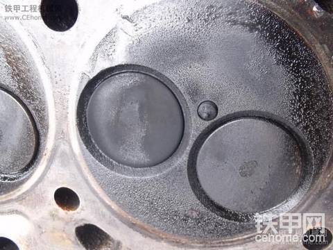 剛修的康明斯發(fā)動(dòng)機(jī)6D102就冒藍(lán)煙