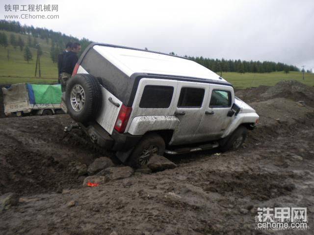 悍马在路上就这么霸道