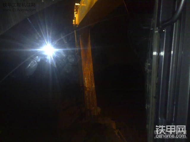 代班開的三一335。31感覺真的不錯，速度真的很快，操縱竿也很輕，開了一天下來不怎么累。