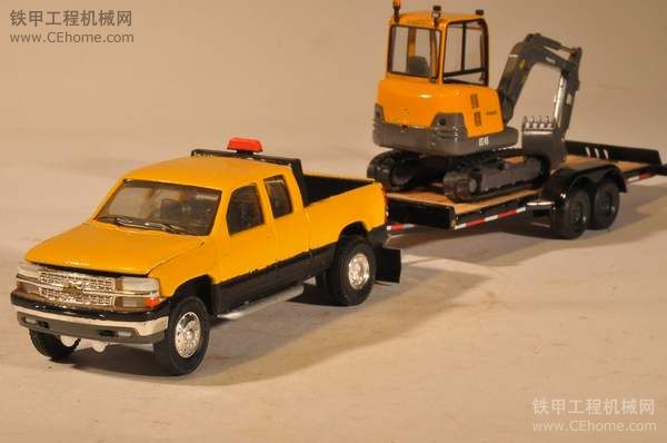 皮卡四驅(qū)車?yán)\(yùn)小型挖掘機(jī)車