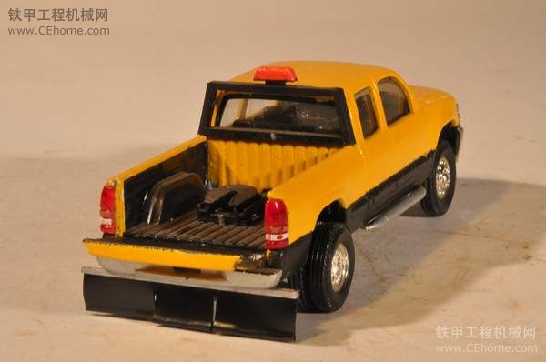 皮卡四驅(qū)車?yán)\(yùn)小型挖掘機(jī)車