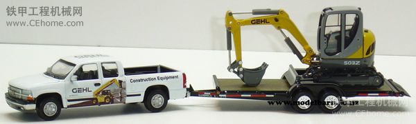 皮卡四驅(qū)車?yán)\(yùn)小型挖掘機(jī)車