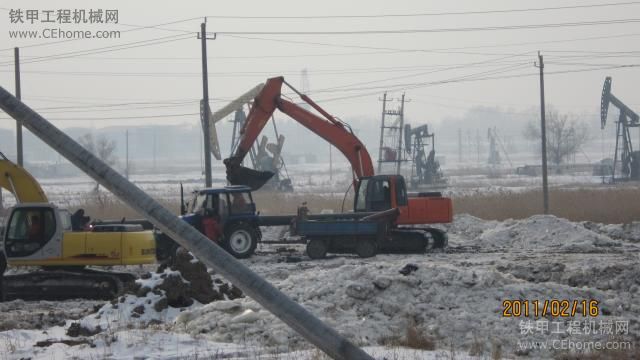 服務(wù)油田的挖掘機