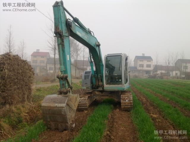 雨中的神鋼135。今天終于有空上鐵甲了。