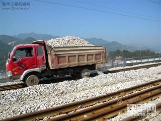 在铁路上跑的汽车