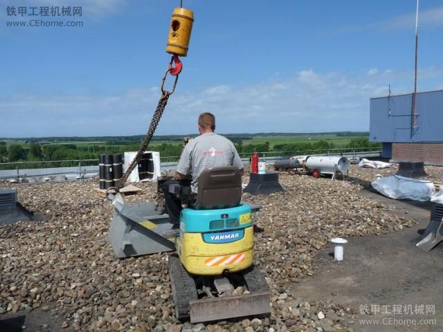 洋馬SV08小挖掘機(jī)在天臺(tái)工作和打錘