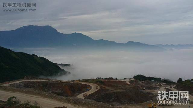 對(duì)面是美麗的峨眉山