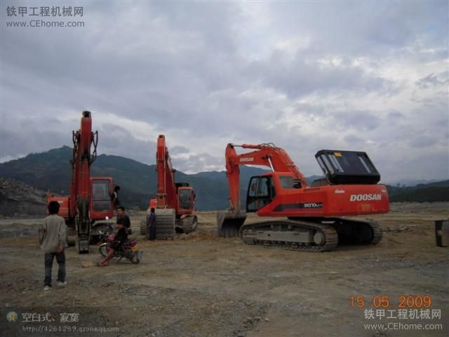 DOOSAN370Lc-7提機(jī)至近5000小時(shí)使用作業(yè)