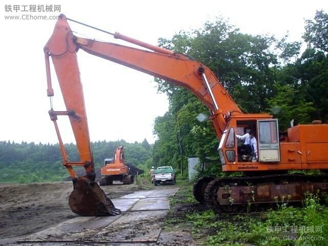 日立UH20雙發(fā)動(dòng)機(jī)挖掘機(jī)